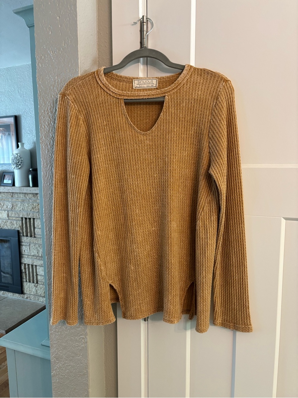 Ribbed Keyhole Crewneck Top in Camel Brown — Sinuous